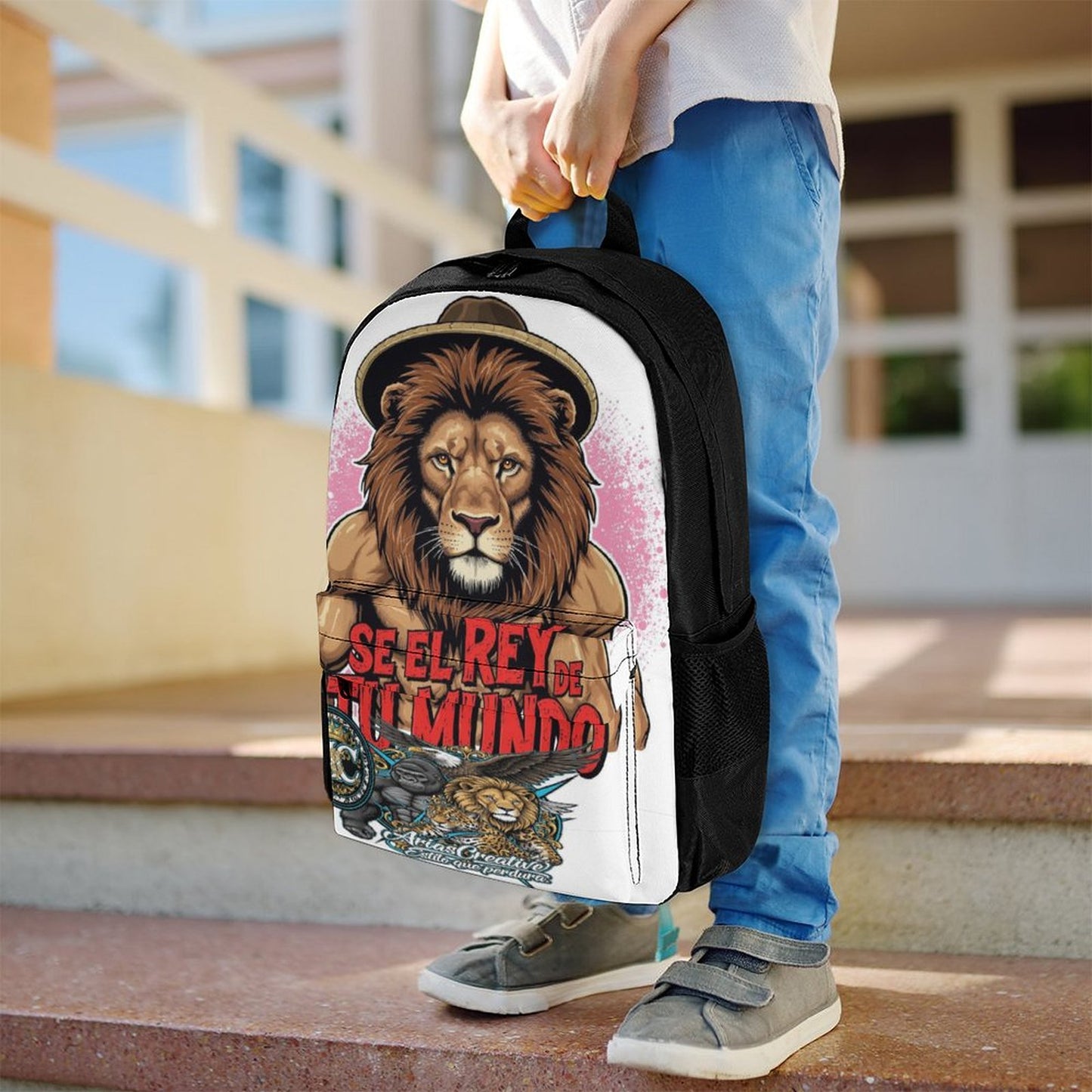 Mochila “Soy el Rey de tu Mundo” AriasCreative – León con Sombrero y 4 Animales de Poder (Estampado Completo) No sigas la moda, créala. Eres el rey de tu mundo – AriasCreative Streetwear.