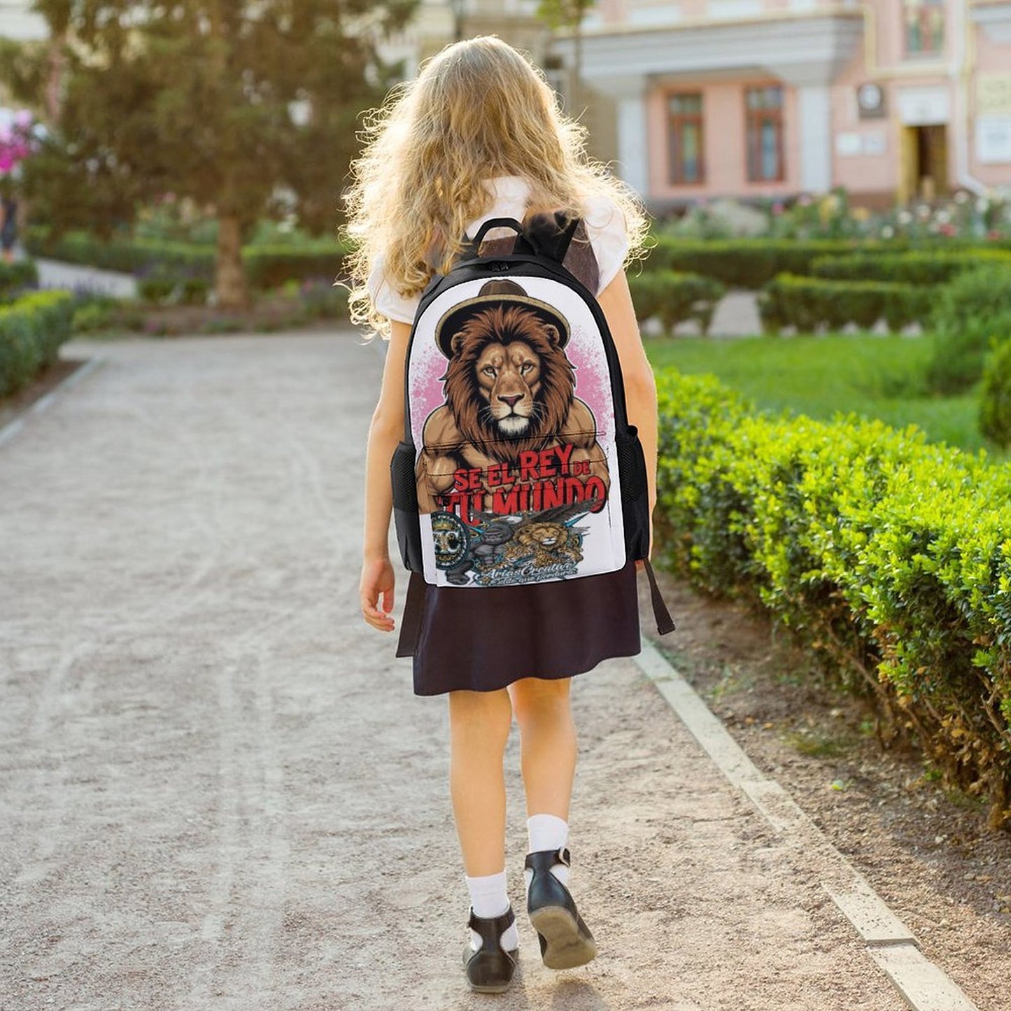 Mochila “Soy el Rey de tu Mundo” AriasCreative – León con Sombrero y 4 Animales de Poder (Estampado Completo) No sigas la moda, créala. Eres el rey de tu mundo – AriasCreative Streetwear.